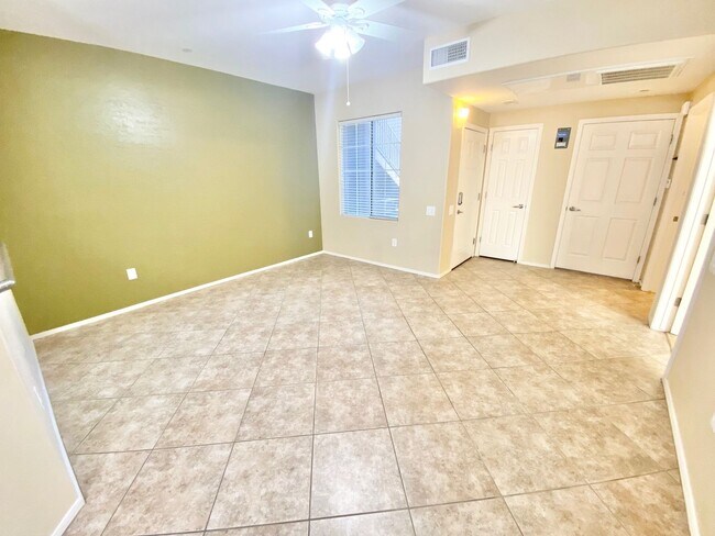 Foto del edificio - STUNNING GATED CONDO UNIT 1ST FLOOR UNIT W...