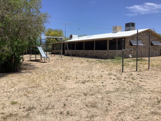 Building Photo - 3BD 2BA Waiting for You to Call Home!!