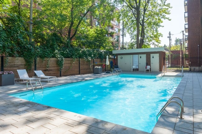 Building Photo - 4800 Maisonneuve Blvd W