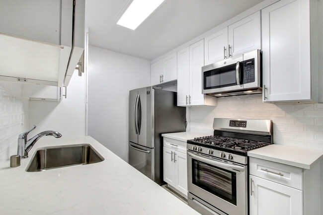 Building Photo - 5112 Laurel Cyn Apartments