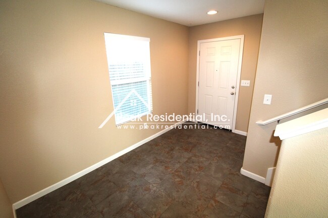 Foto del edificio - Wonderful Sacramento 3bd/2ba Home with 2 C...