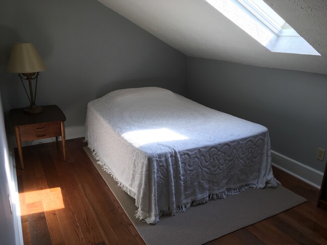 bedroom with skylight - 935 Washington Ave