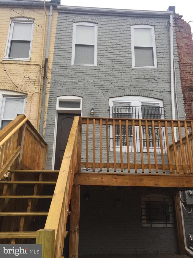 Building Photo - 1806 N Milton Ave