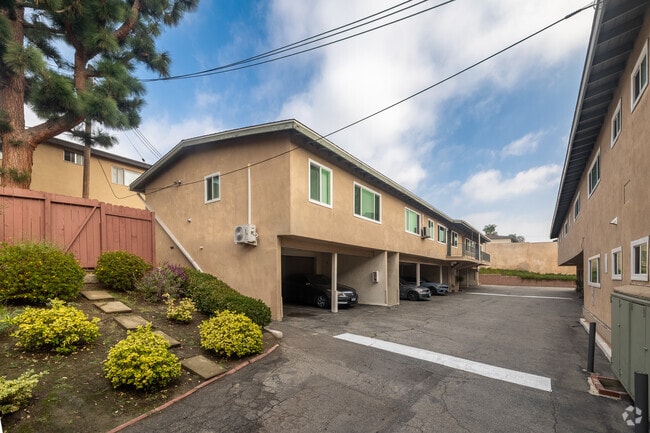 Aparcamiento - 835-845 Glenway Dr.