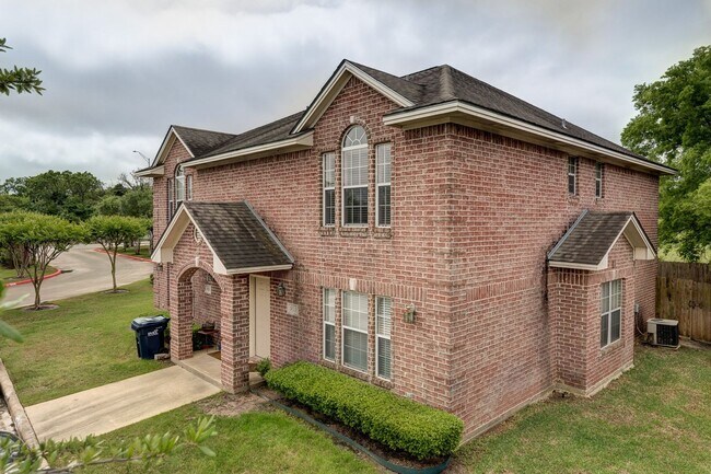 Foto del edificio - AUGUST 2025 PRE-LEASE Beautiful 3 Bed, 3.5...