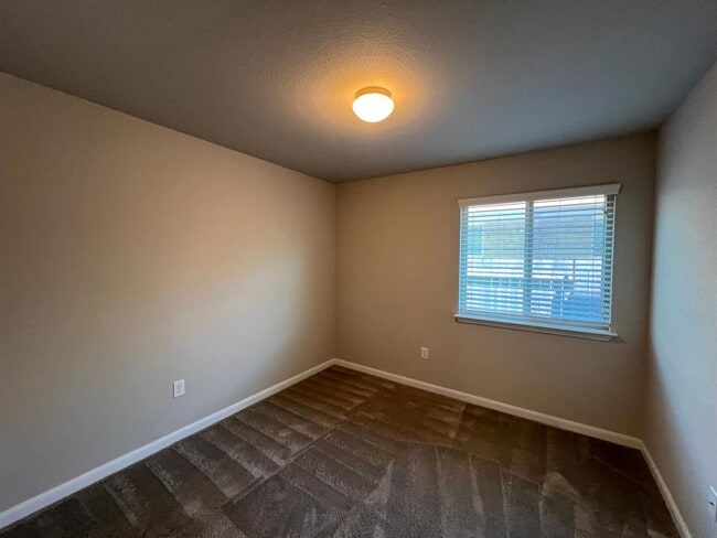Building Photo - 105 Rock Mill Loop