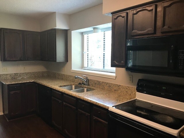 Building Photo - STELLAR HOME IN CROSS CREEK!