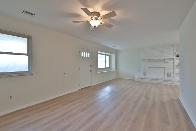 Amplio salón - 11849 Ramsdale Ct