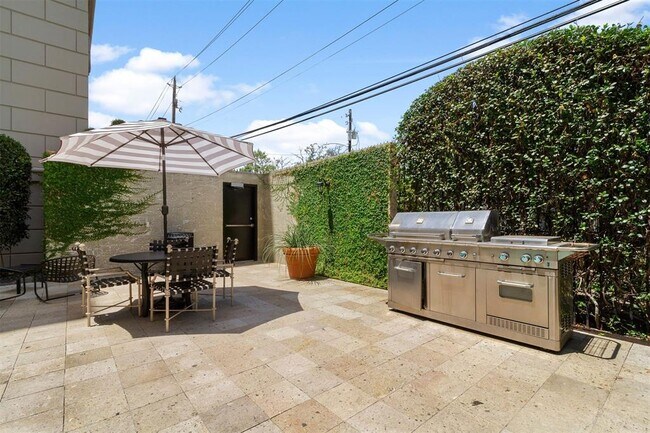 Building Photo - 1025 S Shepherd Dr