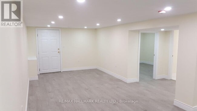 Building Photo - 9884 Bayview Ave