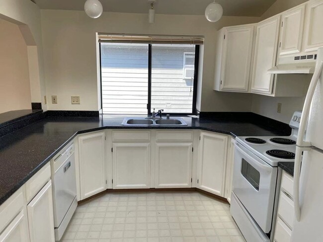 Building Photo - Spacious 3-bed, 2.5-bath house in Wallingf...