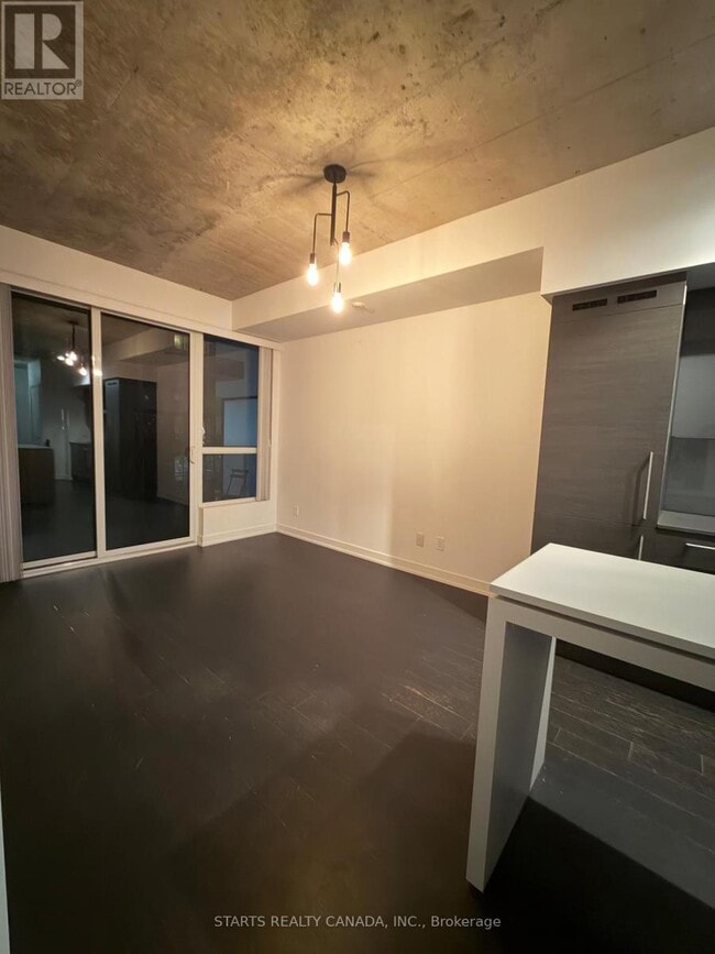 Photo du bâtiment - 1030 King St W