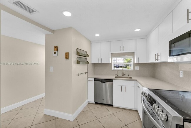 Foto del edificio - 681 S Hollybrook Dr
