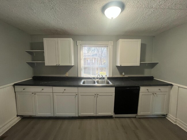 Building Photo - 800 Spring St