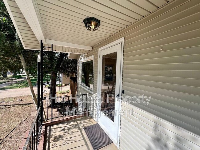 Building Photo - 1405 16th Ave