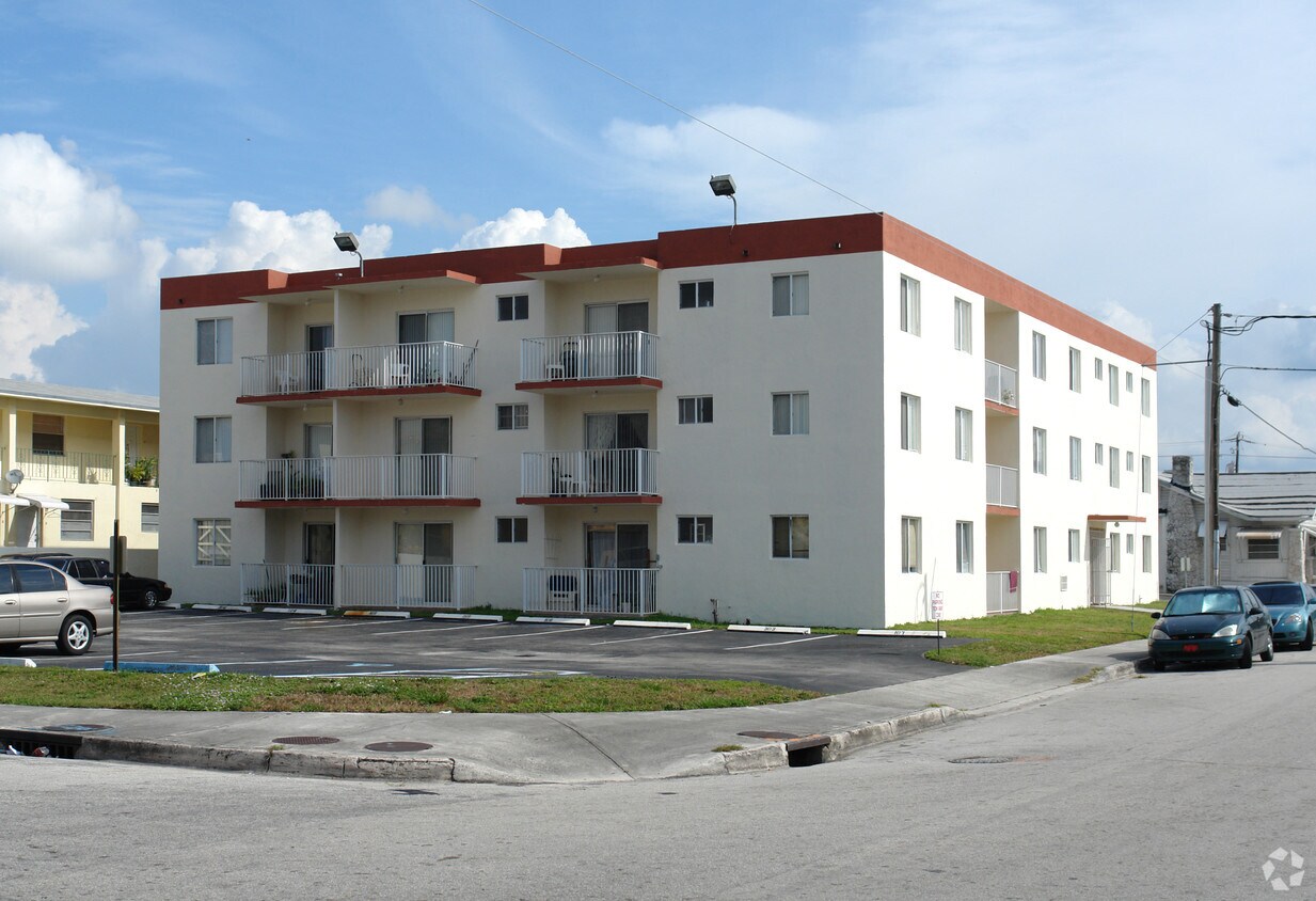 Primary Photo - Alcazar Apartments
