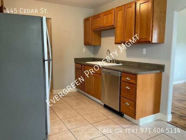 Building Photo - $1995 Charming Fairview House - Completely...