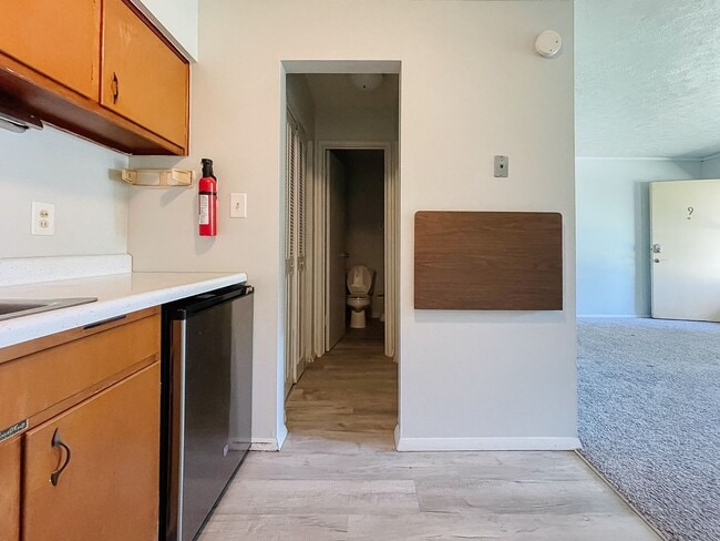 Building Photo - **Available Now!** Studio Apartment Close to BSU