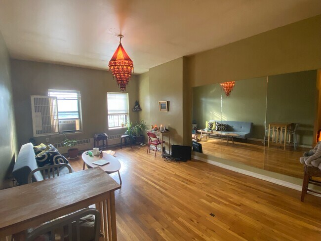 Building Photo - 563 Wilson Ave