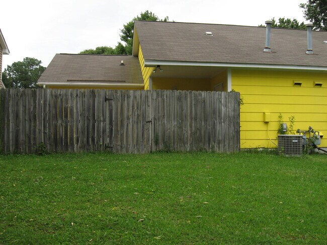 Building Photo - 3605 Pine Knoll Dr