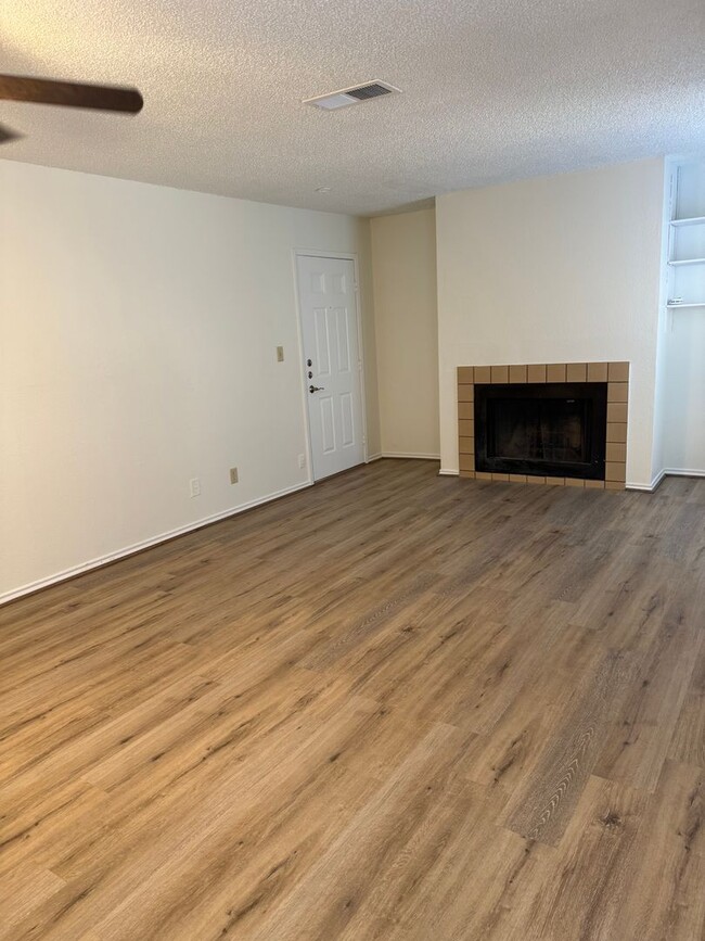 Foto del edificio - Move-in ready 1-bedroom, 1-bath condo in a...