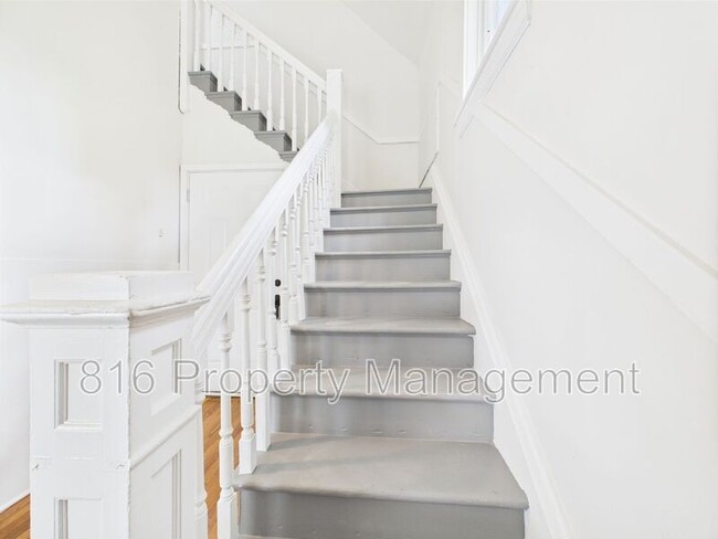 Building Photo - 633 S Fuller Ave