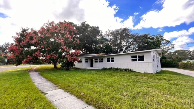 Charming 4 Bedroom, 2 Bathroom Home in Altamonte Springs!! - Charming 4 Bedroom, 2 Bathroom Home in Altamonte Springs!!