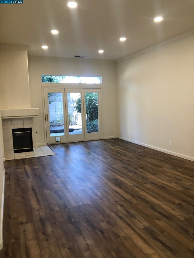 Foto del edificio - 222 Country Meadows Ln