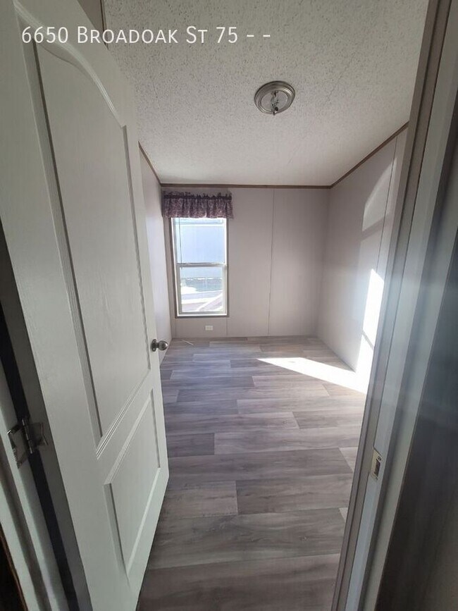 Foto del edificio - 6650 Broadoak St