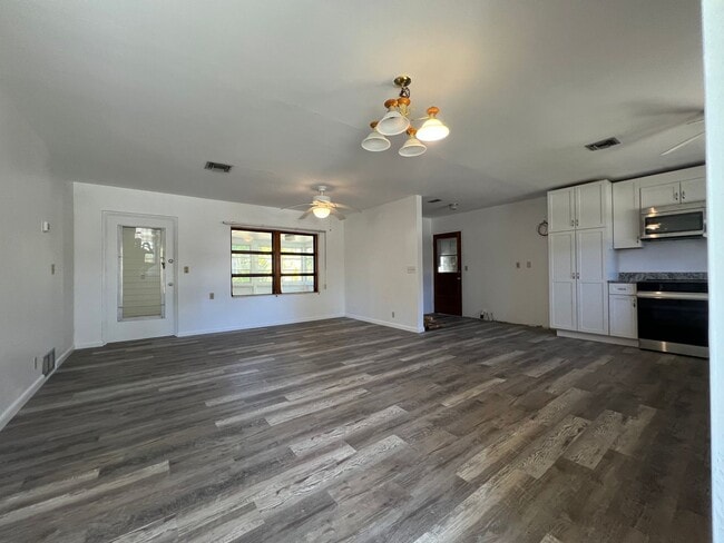 Building Photo - $1,500 ** Annual Lease (Includes Water/Electric/Lawn) * 1 Bedroom / 1 Bath * DUPLEX * Historic, D...