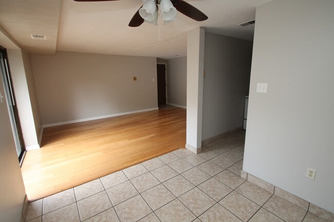 Building Photo - Sandy Creek