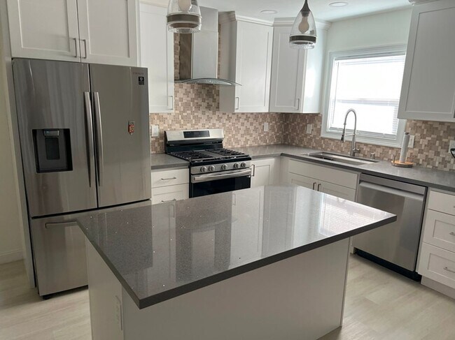 Building Photo - UPDATED 3bd/1ba HOUSE FOR RENT WITH PRIVAT...