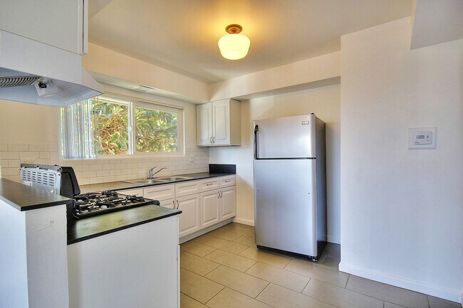 Building Photo - 6584 Del Playa Dr