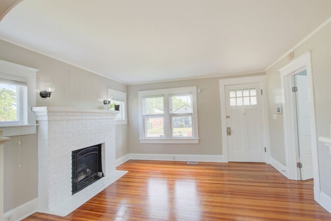 Building Photo - Charming, 3 Bed, 1 Bath Cape Cod in Granby...