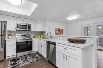 Building Photo - 4444 Victory Dr