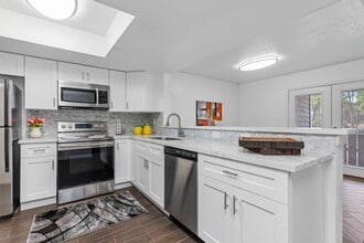 Building Photo - 4444 Victory Dr