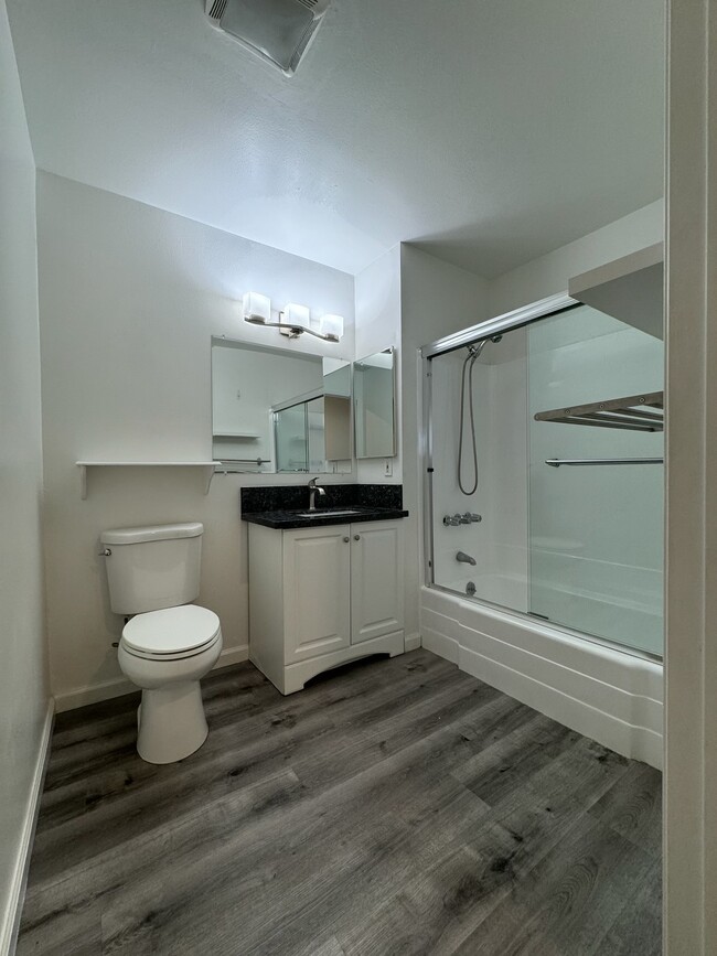 Baño principal. Ducha y bañera. Encimeras nuevas, accesorios de plomería. - 1757 17th St