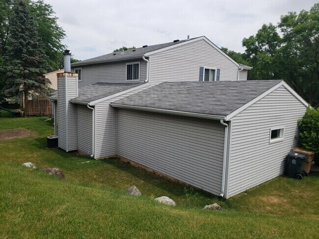 Building Photo - 210 S Yellowstone Dr