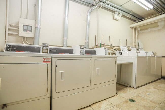 Foto del edificio - 7445 N Greenview Ave