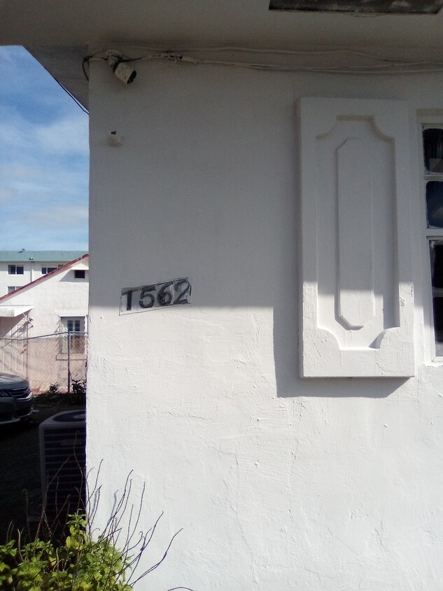 Building Photo - 1560 NE 118th St