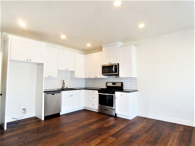 Building Photo - CY5385