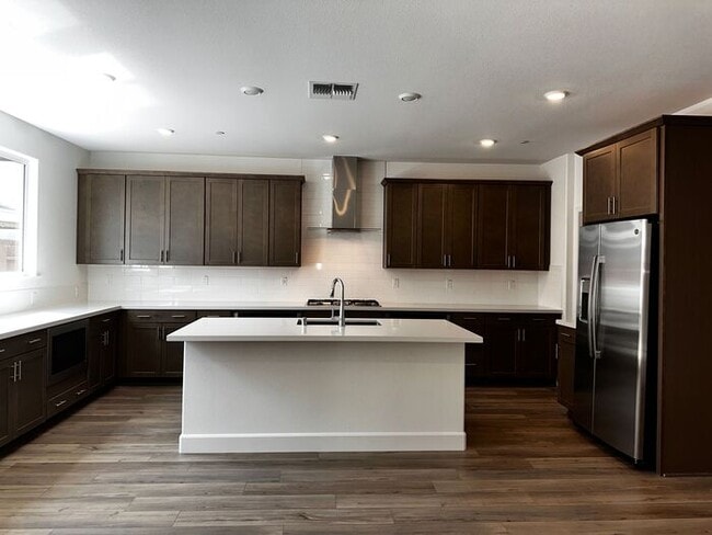 Building Photo - Beautiful 4 bedroom new home in Sierra wes...