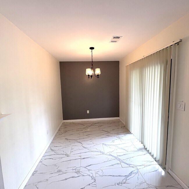 Foto del edificio - 825 Forest Lake Dr S