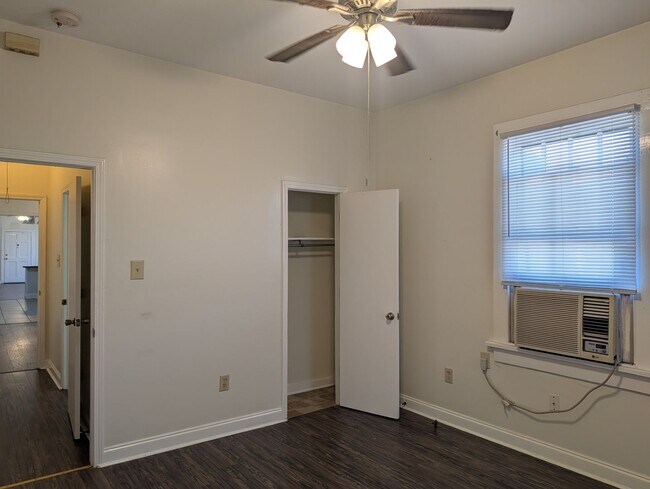 Building Photo - eks4821