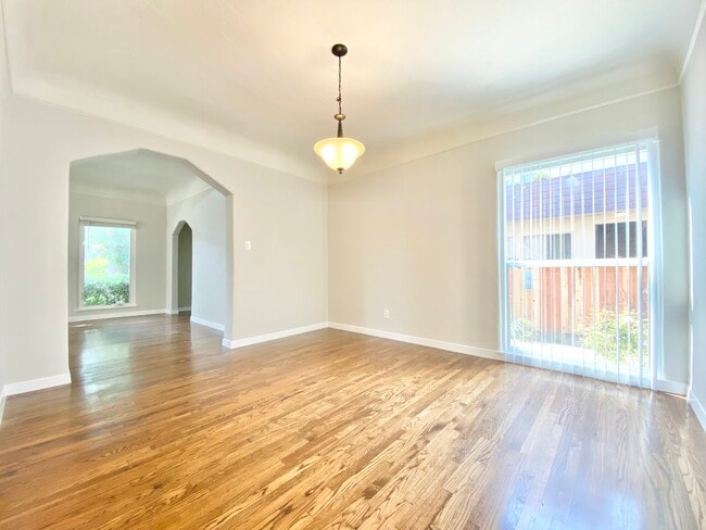Building Photo - 1139 S Oakhurst Dr