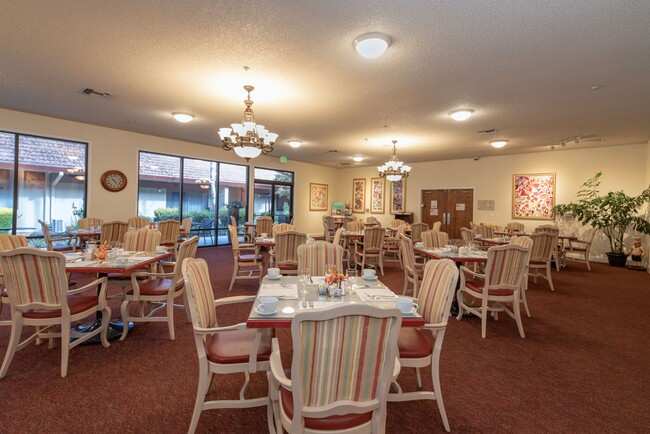 Dining Room - Roseville Commons Senior Living