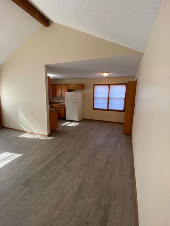 Building Photo - 3 Bed 2 Bath GREAT LOCATION!
