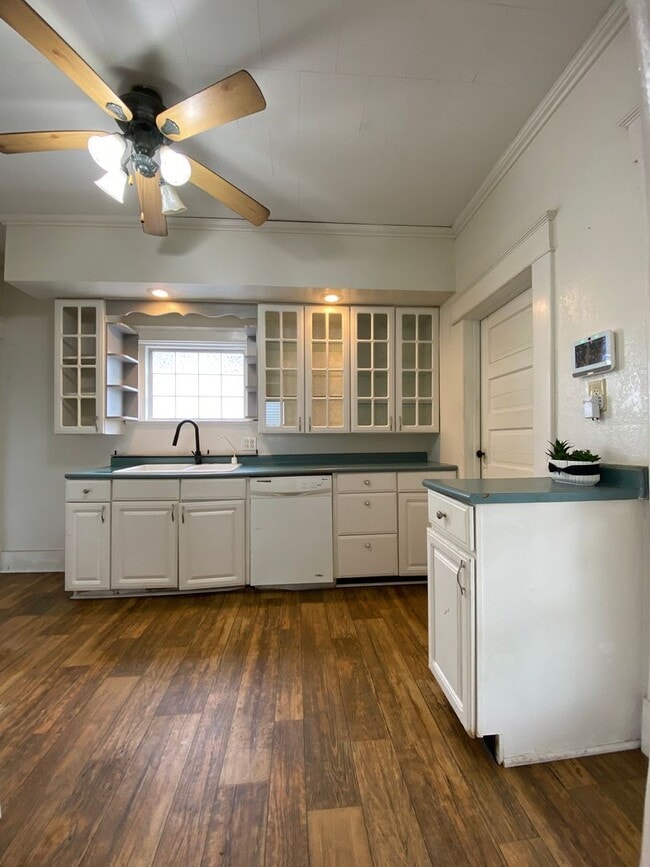 Building Photo - $500 OFF First Month Rent - Warm and welco...
