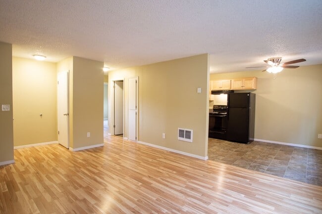 Building Photo - Garden Level 2 Bedroom in Trendy Buckman Neighborhood!