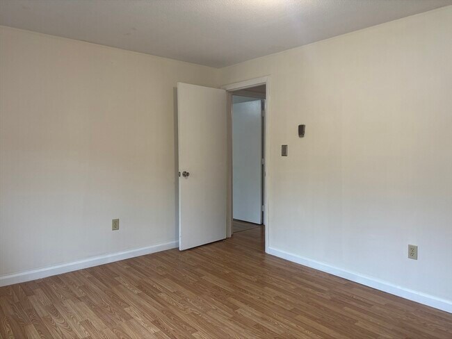 Foto del edificio - 14b Mayberry Dr